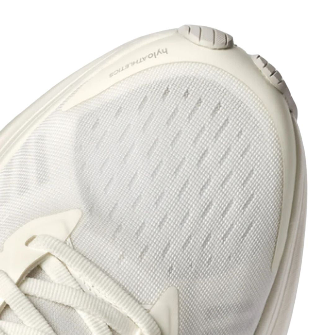 Hylo Axis in Sand/Oat, close-up of the zoned warp-knit upper