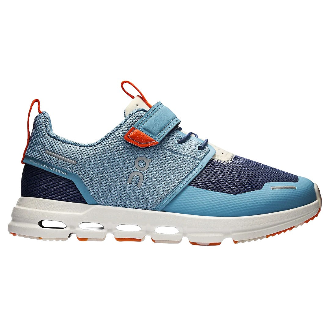 On Kids' Cloud Play in Dust/Dew, side profile in light blue mesh with navy overlays and an orange heel pull